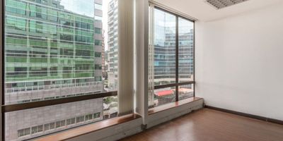 Te presentamos en venta una espectacular oficina en uno de los mejores sectores corporativos y financieros del norte bogotano, en Teleport. 

La oficina es muy amplia, cuenta con sector de oficinas privadas y área para sala reuniones. Adicionalmente cuenta con un gran espacio donde podrás adaptar el layout que mas te convenga. 

Gracias a sus amplias ventanas disfruta luz natural durante el día, lo que te permitirá tener un consumo energético mas eficiente. 

En caso que quieras visitarla, contáctanos.