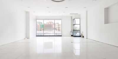 Emprendedores y empresarios: Ponemos a su disposición para venta o arriendo un local fabuloso ubicado en el centro comercial El Retiro, Con vistas exteriores y unas puestas de sol maravillosas, es el lugar perfecto para atraer clientes y hacer crecer su negocio.

El local se encuentra sin amoblar, lo que permite que lo personalices a tu gusto y según las necesidades de tu negocio. Cuenta con un ventanal espectacular que proporcionará una luz natural, esta propiedad tiene cableado estructurado e incluso un generador independiente, garantizando que su negocio seguirá funcionando aunque haya cortes de suministro eléctrico.

El centro comercial, ofrece seguridad las 24 horas con guardia y sistema de cámaras, adicionalmente tiene parqueadero para visitantes, ascensor y permite la entrada de mascotas. Además, cuenta con garaje cubierto y un generador de respaldo para todas las necesidades de su negocio.

No pierdas esta oportunidad única. ¡Contáctanos para agendar tu visita!