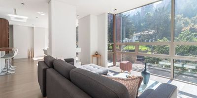 Te presentamos este moderno apartamento ubicado en una de las mejores zonas de valorización de Bogotá.

Su ubicación brinda conexión con gran parte de la ciudad por medio de la carrera séptima, cerca a centros empresariales y diversidad en general.

Al ingresar encuentras la zona social, sala y comedor en un mismo ambiente con vista al oriente de la ciudad, integrada a esta zona esta el balcón.

La cocina es moderna, abierta y con muy buenos espacios.

Tiene zona de lavandería, cuarto y baño de servicio.

La zona privada cuenta con tres cómodas habitaciones cada una con su baño, la habitación principal y otra de las habitaciones tienen walk in closet.

Este apartamento cuenta con un espacio que puedes adecuar de estudio o star de tv y un baño social.

A este apartamento lo complementan dos parqueaderos.

El edificio cuenta con piscina, juegos infantiles, salon de reuniones entre otros.

Que esperas para conocerlo! te esperamos