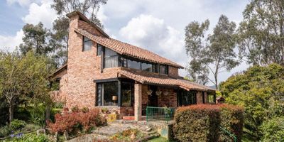 Maravillosa casa familiar grande tipo cabaña, rodeada de naturaleza a pocos metros del río Teusacá, ideal para escapar del bullicio y la contaminación de la ciudad. A 35 min de Bogotá y a 5 minutos del municipio de la Calera, esta propiedad es ideal para vivir, vacacionar o para cualquier actividad relacionada con una propiedad de tipo rural. Otro punto a tener en cuenta es la valorización del terreno que, antes era rural y ahora es urbano, conservando todas las características de una propiedad rural pero con la valorización de una propiedad urbana.

Una oportunidad maravillosa de negocio; bien sea para inversión, vivienda o recreación, esta propiedad está lista para dar frutos y está absolutamente disponible.