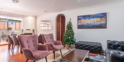 Te invitamos a conocer este hermoso apartamento con terraza de 37 M2; en un exclusivo sector de Bogotá. Cercano a parques zonas comerciales y con diferentes vías de acceso.

Al ingresar al apartamento encuentras la amplia sala - comedor con salida directa a la terraza, haciendo que este espacio sea ideal para compartir en familia y con amigos. Este apartamento cuenta con cocina cerrada, que tiene su zona de lavandería y CBS (Cuarto y baño del servicio).

Por un corredor tienes acceso a dos amplias habitaciones cada una con su baño privado.

Es un apartamento que se adapta totalmente a las necesidades de una familia y tienes opción de arreglarlo totalmente a tu gusto.

No  pierdas está oportunidad, ven a conocerlo

Pide tu cita!