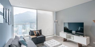 Tenemos el gusto de presentarte este lindo apartamento amoblado para la venta, ubicado en el centro de la ciudad en medio de un espectacular complejo de negocios, comercial y de vivienda. El apartamento tiene un exquisito diseño interior que combina colores, texturas y estilos. Al ingresar verás una sala-comedor amplia con balcón y vista hacia los cerros, un baño de visitas y una espléndida cocina abierta estilo americano. La habitación principal es espaciosa, tiene balcón y baño privado. 
Aprovecha esta oportunidad. Agenda tu visita. Ya,.