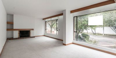 Te presentamos en venta un excelente apartamento ubicado en Cerros de Niza.

El apartamento tiene excelentes espacios listos para remodelar a tu gusto. Tiene tres habitaciones, la principal con baño privado y walk-in closet, las habitaciones secundarias comparten baño.

Tiene una excelente zona social, llena de luz y con áreas fabulosas para disfrutar en compañía de los que más quieres.

Si quieres hacer excelente inversión y remodelar a tu gusto, esta es tu opción!