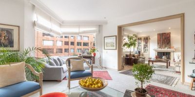 Bienvenidos a un amplio apartamento, ubicado en una calle cerrada, en la mejor zona de Rosales bajo. 

Al ingresar, encontramos dos salones listos para ser acondicionados para tu confort. El comedor destaca por su ubicación junto a una ventana de piso a techo que abre hacia un balcón de muy buena geometría, en donde podrás tener un asador para disfrutar de un rico almuerzo familiar.

La cocina es cerrada, con buen tamaño, luz y ventilación, además, está provista de espacios enormes para guardar todo tipo de enseres. El apartamento tiene cuarto y baño de servicio.
El área privada tiene 4 espaciosas habitaciones. Dos de las cuatro habitaciones tienen baño privado y la tercera y cuarta habitación comparten baño el baño de la tercera habitación

El apartamento tiene acceso principal y de servicio y presenta 4 parqueaderos independientes. El edificio ofrece cuarto de conductores y salón comunal.

Si te entusiasma la idea de arriendo amoblado, los propietarios están dispu...