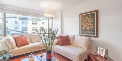 Te presentamos para venta un acogedor apartamento ubicado en el noroccidente bogotano, un excelente sector para vivir con tranquilidad y en contacto con la naturaleza al pie de los cerros occidentales. 

El apartamento es amplio, muy confortable gracias a una excelente distribución de espacios. Cuenta con una amplia sala, que recibe todo el sol por la tarde. La cocina es cerrada, muy amplia y en excelente estado. 

Tiene tres habitaciones, cada una con amplios closets. La habitación principal tiene baño privado. Adicionalmente, el apartamento tiene un confortable estudio o sala de TV. Los parqueaderos son en línea y cuenta con depósito. 

Vale la pena destacar el Conjunto ya que posee un espectacular salón para niños y un muy completo gimnasio. También encontrarás un salón social, sector de BBQ y un espectacular parque que podrán disfrutar grandes, niños y mascotas!. 

No te quedes sin conocerlo, contáctanos.