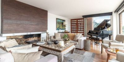 Tenemos para la venta este increíble apartamento sobre los cerros orientales. 
Está ubicado en la mejor zona residencial de Bogotá, en donde se respira aire puro, zonas verdes y parques y está muy cerca de la carrera séptima en donde se encuentran, bancos, centros comerciales y todo lo que se requiere para vivir cómodamente.

Al entrar al penthouse, se encuentra un área social con mucha luz natural. Tiene una linda vista tanto de la sala y alcoba principal hacia la ciudad, además de una vista hacia un jardín que es también una linda montaña con hermosa vegetación y una sala de tv.

Cuenta con cuatro habitaciones, cada una con su baño privado. Y, para tu comodidad, podrás disfrutar sus cuatro parqueaderos privados e individuales. 

¡Vale mucho la pena verlo! Solicita una cita.
