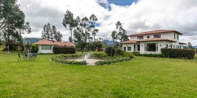 PADS tiene el gusto de presentar esta espectacular finca en Guasca vereda San Jose. 

Casa principal de dos pisos; en la planta baja se encuentran el baño social, sala con chimenea, amplio comedor desde el que se puede acceder a la terraza, cocina y cuarto del servicio.
Cuenta con una amplia habitación principal con salida a una segunda terraza y un estudio adicional.
En el segundo piso hay dos habitaciones y family room.

La casa además cuenta con: 
•Apartamento dotado para trabajadores.
• Habitación para huéspedes.
• Oficina exterior dotada
• Dos bodegas

Propiedad completamente cercada con postes de madera e iluminación perimetral + puerta de acceso eléctrica con control remoto. Tiene también cableado eléctrico terrestre, planta de cubrimiento total con entrada automática (nueva), tanque de almacenamiento de agua de gran capacidad con sistema de bomba presurizado (nuevo).

La propiedad se vende a puerta cerrada 2.500 / arriendo vacía 11mll. / Amueblada 15mill

...