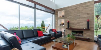 Te presentamos en venta  una espectacular casa dentro de unos de los mejores conjuntos del Valle del Sopó, en las afueras de Bogotá, muy valorado por quienes desean vivir en contacto con la naturaleza teniendo a su alcance las mejores amenidades y servicios.

La casa es muy amplia y confortable, ideal para una familia que desee vivir rodeada de verde. Su sala conjuga el calor de su moderna chimenea con una magnífica vista a través de sus ventanales de piso a techo. A pocos pasos encontrarás una terraza con BBQ, ideal para disfrutar increíbles asados con amigos y familia.

La casa cuenta con cuatro habitaciones, cada una de ellas de gran tamaño y baño privado. La habitación principal cuenta con un exclusivo jacuzzi y acceso a una amplio balcón.

El conjunto, uno de los mas completos, posee cancha de golf y tenis, una espectacular piscina y caballerizas.

Sin deseas vivir con estilo, contáctanos y la visitamos.