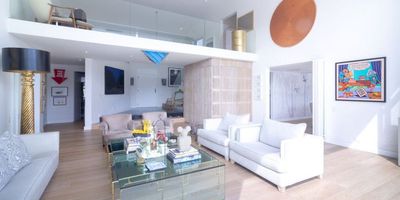 PADS te invita a conocer este penthouse duplex que nos deja sin palabras, iluminado, amplio, con una vista espectacular y una terraza llena de verde que hace de este apartamento único y encantador.
 
Este paraíso ubicado en Santa Teresita, tiene unas características que lo hacen diferente a todos los demás, el protagonismo se lo lleva su terraza llena de verde con sus árboles bonsai y una vista de 360 a la ciudad, hacen de este espacio el lugar ideal para hacer tus reuniones y compartir en familia.
 
Más de 600 metros, 5 habitaciones, estudio y amplios espacios, característicos de las propiedades antiguas, completamente remodelado con un look moderno y acabados de lujo.
 
Las imágenes hablan por sí mismas, que esperas para conocerlo.