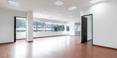 Te presentamos esta oficina ubicada en el barrio el Chicó, en un sector que cada día cobra más fuerza como zona de negocios.

Presenta dos oficinas cerradas y un área para desarrollar estaciones de trabajo, provista de cable estructurado.

El edificio cuenta con una terraza comunal con facilidades para el almuerzo de los trabajadores (microondas y mobiliario) y tiene además una hermosa vista.

Tres parqueaderos (dos en línea y uno independiente) y un depósito completan esta propiedad que pronto puede ser tuya.