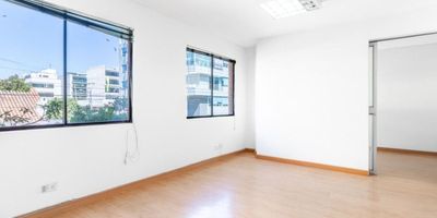 Te presentamos en venta o arriendo esta espectacular oficina ubicada en uno de los barrios más exclusivos de Bogotá, como es El Chicó. Su cercanía a Centros comerciales, bancos y comercio en general lo hacen muy atractivo. Fáciles vías de acceso por su ubicación sobre la Carrera 13, además de ser un corredor muy transitado y de gran movimiento comercial. 

Este espacio de trabajo es muy luminoso y está bien distribuido interiormente, posee divisiones de sus ambientes que puedes utilizar para diferentes operaciones empresariales, juntas, departamentos y más. También cuenta con baño privado, cocineta para preparar café o el lunch y un garaje independiente. 

¡Aprovecha esta oportunidad! ¡Agenda ya tu visita!
