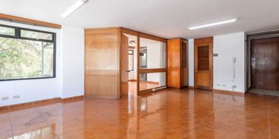 Te  presentamos en venta o arriendo esta espectacular oficina esquinera ubicada en uno de los barrios más exclusivos de Bogotá, como es El Chico. Su cercanía a Centros comerciales, bancos y comercio en general la hacen muy atractiva. 

Se destaca su luminosidad distribución interior, cuenta con baño privado, una cocineta para preparar el café durante la jornada laboral, posee también una oficina privada y dos garajes independientes más un deposito.

¡Aprovecha esta oportunidad! ¡Agenda ya tu visita!