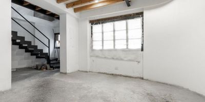 Te presentamos para venta o arriendo esta increíble casa esquinera para uso comercial, ubicada en una de las áreas con mayor desarrollo de la ciudad, rodeada de zonas residenciales, turismo, comercio y amplio flujo vehicular y peatonal. 

En sus 440mts construidos y distribuidos en cuatro niveles, esta casa de patrimonio cultural 100% remodelada cuenta con amplios espacios para desarrollo de diferentes actividades comerciales, servicios financieros y empresariales. 

Si estas buscando el lugar ideal para trabajar o impulsar tu negocio, no dejes de conocer este increíble inmueble. ¡Agenda tu cita ahora!