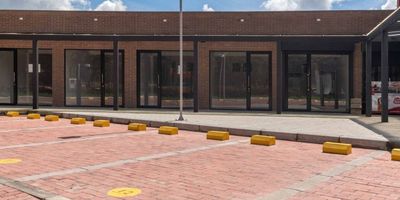 Te presentamos este excelente Local Comercial para estrenar en el proyecto Tarragona Club Residencial y Comercial, ubicado sobre la vía Cota - Chía, caracterizada por su constante flujo vehicular.

Además de su altura libre de 2.4 metros, este local cuenta con puntos hidráulicos de suministro y desagüe sanitario, punto de gas, acometida eléctrica y tablero de circuitos, salida de iluminación e interruptor, muros pañetados y placa de contrapiso afinada en concreto.

Si estás buscando el lugar ideal para tu negocio o emprendimiento, o si eres un inversionista en búsqueda de nuevas oportunidades, este es el Local perfecto para ti!

¡Agenda tu visita para conocerlo cuanto antes!