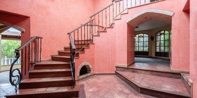 PADS presenta esta espectacular casa vía a la Calera a 3 km después del peaje de Bogotá, en una urbanización con 40 casas, por lo que el único ruido que escucharás al ingresar será el de los pájaros que sobrevuelan este bello condominio. 

Es espectacular por su construcción en ladrillo a la vista y su interior clásico que brindan calidez. El terreno cuenta con setecientos metros de los cuales doscientos cincuenta metros están construidos, el resto es espacio verde y jardines que adornan de vida esta propiedad. 

La zona social es muy agradable para invitar amigos y familia, pues tiene sala independiente, estudio, comedor y bar. La cocina cerrada hace que todos los espacios tengan privacidad. 

El área de descanso cuenta con dos habitaciones muy amplias, la principal tiene baño con tina para relajarse los días de la semana que prefieras. Los techos altos aportan gran amplitud a todos sus ambientes.

Vive en un lugar soñado con mucha tranquilidad y paz alrededor. ¡Sol...