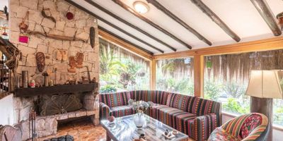 PADS presenta esta bella casa para auténticos amantes de la naturaleza y la vida de campo en Tenjo. Encontramos esta bella casa de 350 m2, adicional un Loft de 120 m2 y casa de cuidanderos, en un terreno de 13.027 m2. Dentro de un bosque nativo ubicado entre el Cerro Pan de Azúcar y Juaica, se rodea de plantas aromáticas y un espléndido paisaje que hacen del entorno algo mágico.

Con un camino empedrado encontramos cuatro parqueaderos independientes con espacio para más vehículos para tus visitantes. Su ambiente social cuenta con sala comedor, cocina semi abierta y barra americana. Cuarto servicio completo.
Cuenta con tres habitaciones. cada una con baño independiente.

BBQ en Kiosko en paja, y terrazas naturales que armoniza perfectamente con el ambiente campestre.

¡Mejor ven y adquiere esta gran oportunidad de inversión!