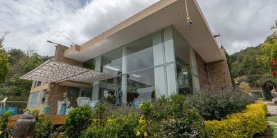 Te presentamos una espectacular casa en venta en Tenjo, con mas de 1.000 m2 de construcción en un terreno de 3.200 m2.

En el primer nivel nos encontramos la sala-comedor muy espaciosa con una imponente doble altura y una gran chimenea con espectaculares ventanales. Tiene una moderna cocina estilo americano conectada al comedor. En el primer nivel cuenta con un salón de juegos y zonas húmedas. 

En el segundo piso están las tres habitaciones, las cuales tienen baño privado y destacamos de la principal el gran tamaño que cuenta con sala privada, chimenea, un gran baño con jacuzzi y los dos walk in closet totalmente independiente para hombre y mujer.

Afuera de la casa encontramos bellos jardines muy bien tenidos, un gran espacio para juegos infantiles, una casa para cuidanderos con todas las comodidades.

Realmente es muy difícil describir esta casa, entre sus espacios, texturas de sus paredes, colores, muebles, etc. por eso ven que te enamórate de ella y…

¡Adquiérela ya!