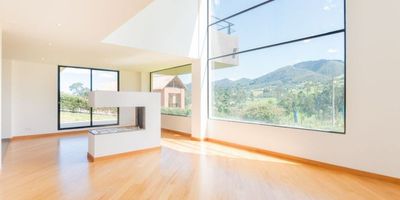 ¿Te gustaría despertar con el aroma de la naturaleza y sentir la brisa que pasa por los árboles?
Tenemos el placer de presentar esta impecable casa campestre ubicada en uno de los prestigiosos conjuntos vía Sopó, que fuera de su encantador diseño interior cuenta con una vista panorámica a la naturaleza.

Distribuida en dos niveles, ésta propiedad cuenta con una excelente iluminación natural que hace brillar hasta el último rincón, además cuenta con techos altos para brindar mucha más amplitud del espacio y tranquilidad acompañado del hermoso paisaje.

Esta hermosa casa te da ingreso directamente por el área social que viene compuesta por una amplia sala y comedor separadas por una contemporánea chimenea a gas, seguido verás la cocina abierta estilo americano con bonitos acabados cuarto de servicio y zona de ropas, además de contar con acceso directo al jardín trasero de 290m2 ideal para disfrutar cada mañana rodeado de naturaleza.

¡No pierdas la oportunidad de...