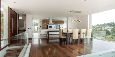 Te presentamos en venta una espectacular casa encalvada en el bosque dentro de uno de los mejores conjuntos residenciales del sector de La Calera.

La casa es acogedora, con amplios espacios y muchísima luz durante todo el día. Se desarrolla en varios niveles.

Al ingresar a la casa, con un diseño moderno y funcional, encontrarás un gran comedor que se conjuga perfectamente con su cocina con barra. 

La sala es muy amplia, está dividida en dos grandes sectores separados por una gran chimenea a gas. Desde allí podrá acceder a una increíble terraza donde pasarás gratos momentos. Desde todos los ambientes podrás disfrutar una espectacular vista del Valle del Sopó.

El área familiar se encuentra en el piso inferior, al cual llegarás luego de una espectacular escalera flotante. Allí encontrarás un amplio family room.

En este nivel también encontrarás un jacuzzi y sauna.

¿Que esperas? llámanos y pide tu cita