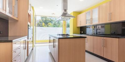 Presentamos para venta  una casa que lo trae todo para ti: la mayor tranquilidad, contacto con la naturaleza, y espacios que garantizan la comodidad de toda tu familia. 

Es una hermosa casa de 450m2, distribuida en dos niveles, con techos altos, excelente iluminación y una espectacular vista a las montañas. Podrás decorar en grande, gracias a los amplios espacios que este lugar ofrece.

Tienes zona social completa, y un área privada conformada por estudio y cuatro habitaciones, cada una con vista, excelentes muebles y baño propio. Adicional, es importante mencionar el gran jardín que podrás usar para realizar diferentes actividades en familia. 

Por último, el conjunto te ofrece una gran variedad de amenidades para tu entretenimiento y descanso, 

Llama ya y agenda tu cita.