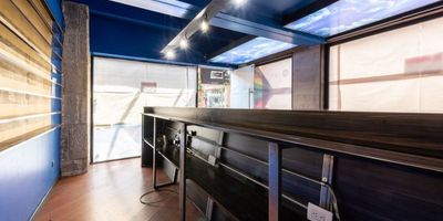 Te presentamos esta gran oportunidad de inversión que no puedes dejar pasar. Estamos ofreciendo este local en el reconocido Centro Comercial Santa Bárbara, ubicado en el muy concurrido sector de Santa Bárbara Central, lo que significa nuevos clientes para tu empresa y que tu marca se dé a conocer. 

Cuentas con 41m2 que se encuentran a tu disposición, para que le des el layout que desees y puedas ponerle tu sello personal al lugar. 

Contáctanos