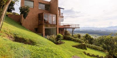 Te presentamos esta hermosa casa dúplex para la venta en las las afueras de la ciudad, en un sector de mucha tranquilidad, ideal para disfrutar de la naturaleza.

La casa se encuentra rodeada por jardines. El área social es muy amplia, y la sala y comedor son totalmente independientes, muy amplios e iluminados. La cocina es integral y de gran tamaño. Desde el comedor tienes acceso a una de las tres terrazas que tiene la casa.

En el segundo nivel te encuentras con las cuatro habitaciones, cada una ocn con baño privado. La habitación principal posee acceso a una exclusiva terraza desde donde podrás disrfrutar el verde que rodea la casa. 

El condominio tiene todas las facilidades de una casa club y cuenta con una espectacular cancha de golf. 

¡Llama y no pierdas está oportunidad!