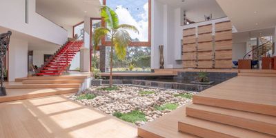 Tenemos el agrado de presentarte una imponente casa a la venta en un exclusivo sector del noroccidente de Bogotá. 

Ubicada sobre un gran lote privado, sin duda se trata de una casa exclusiva y de gran categoría, simplemente única. 

La casa se desarrolla en dos niveles. En el piso inferior encontramos amplios espacios sociales, muy luminosos gracias a sus grandes ventanales con tragaluces que permiten un iluminación constante sobre el moderno jardín interno. 

La sala es muy amplia y cuenta con una barra americana ideal para disfrutar en reuniones sociales. La cocina es moderna, amplia y funcional, y posee isla central. 

En el piso superior se encuentran las cinco habitaciones que posee la casa, cada una de ellas con baño privado. 

Para destacar, la casa cuenta con zonas húmedas y sala de masajes, entre otras amenidades.

No dejes de conocerla, si quieres visitarla, contáctanos.