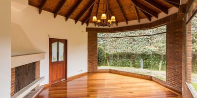 Tenemos el gusto de presentar esta encantadora casa para la venta en uno de los prestigiosos conjuntos residenciales vía La Calera, con una excelente iluminación natural gracias a sus amplios ventanales que también ofrecen una hermosa vista verde de toda la naturaleza que la rodea.

Con una buena distribución de espacios y diseño interior que mezcla colores y texturas que seguro te encantarán, el ingreso es directamente por el área social que viene compuesta por una sala-comedor que cuenta con bonita vista, además cuenta con una agradable chimenea de leña, en seguida está el estudio con buenos espacios. La cocina es independiente y goza de buena luz natural, el comedor tiene acceso a los jardines.

En el segundo nivel encontramos el estudio también con chimenea de leña y acceso a una terraza con una hermosa vista a la naturaleza, luego está la zona de las habitaciones con cuatro alcobas cada una con baño privado. 

El lote es de 1.876 m2 y 398 m2 de área construida.