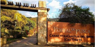 Codigo 9269. Se ofrece espectacular lote en el exclusivo Conjunto Residencial Portal de Fusca, ubicado en Chía, Cundinamarca. Este terreno cuenta con una amplia vista panorámica, conexión a energía y alcantarillado, y un índice de ocupación del 20%, ideal para construir la casa de tus sueños en medio de la naturaleza.El lote incluye aproximadamente 7,000 metros cuadrados de Reserva Forestal privada, ofreciendo un entorno tranquilo y rodeado de vegetación nativa.El conjunto cuenta con servicios y comodidades exclusivas, 2 porterías con vigilancia las 24 horas. Parqueaderos para visitantes. Dos canchas de tenis y una cancha múltiple para actividades deportivas. Salón social y zona de asador, perfectos para reuniones. Capilla para momentos de reflexión.La administración tiene un costo de $1,500,000 COP mensuales, garantizando el mantenimiento óptimo de todas las áreas comunes y servicios.Su ubicación estratégica permite acceso rápido a la Autopista Norte, conectando fácilmente con las zonas urbanas de Chía y Cajicá en pocos minutos.¡Disfruta de la combinación perfecta entre naturaleza, tranquilidad y comodidad!Contáctanos para más información y coordinar una visita.