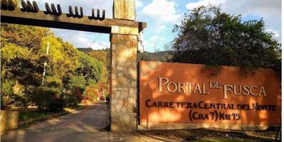 Codigo 9395. Venta lote en Portal de Fusca, Chía, Cundinamarca. En la propiedad podrá encontrar vista panorámica, energía y alcantarillado. índice de ocupación del 20 por ciento.El Conjunto Portal de Fusca cuenta con dos porterías, vigilancia veinticuatro horas, parqueadero, dos canchas de tenis, cancha múltiple, salón social, asador, capilla. Valor de la administración un millón quinientos mil pesos.En pocos minutos se tiene acceso a la autopista norte, que a su vez permite acceder a las zonas urbanas de Chía y Cajicá.