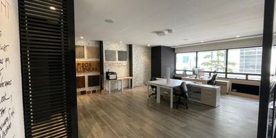 CS. Arriendo oficina en Santa Barbara central, cerca a centros médicos, comercio y zona financiera.  Incluye cocineta, mobiliario fijo.  El edificio cuenta con vigilancia 24/7, planta eléctrica y salón de juntas. Este valor incluye canon de arrendamiento y administracion.