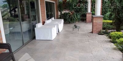 En esta casa tendrás la oportunidad de vivir en un sector que te brinda tranquilidad, con excelentes acabados esta ubicada en el sector Aves María, Sabaneta(Ant); este inmueble cuenta con amplios espacios, bien distribuidos, una buena iluminación natural, es un lugar donde podrás disfrutar de toda la naturaleza, cercano a unidad Lisboa

Esta dividido en 3 alcobas, 6 baños, 2 closets, 1 vestier, sala, comedor, cocina integral con horno, zona de ropas, balcón, jardín, terraza, BBQ, 3 parqueaderos y cuarto útil. También cuenta con cámaras, aire acondicionado en una alcoba y sistema de sonido.

Comunícate al 3104289911 para brindarte una mejor asesoría.