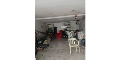 LOCAL EN ARRIENDO, CHILE

SE ARRIENDA LOCAL COMERCIAL, SOBRE AVENIDA CRISANTO LUQUE, ESPACIO DE APRQUEADERO PARA UN VEHICULO, FACIL ACCESO.

CODIGO WASI 
