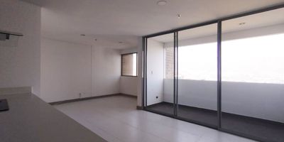 Apartamento en arriendo en unidad cerrada sector fácil acceso desde la av principal, rutas de transporte y servicios complementarios del sector. Piso en madera, puerta de seguridad, sala comedor, 2 alcobas con baño en cada una, cocina integral abierta tipo americano, balcon y parqueaderos paralelos cubiertos . Piscina, gym, salon social, sauna, parque infantil, zonas verdes, cancha de squash, vigilancia 24 horas, citofonia y circuito cerrado de tv. *Inmuebles sujetos a verificación de disponibilidad.*

