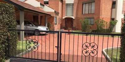 Codigo 9192. Acogedora, moderna y elegante casa de 321mt en exclusivo condominio, con acabados de alta gama en la Hacienda San Sebastián, facilidades de acceso, cerca a Bima, En el primer nivel encontramos: sala con chimenea, cocina amplia, zona de lavandería, CBS, estudio o alcoba, estar de television y año social. Zona húmeda, turco, jacuzzi y ducha. En el segundo nivel consta de estudio hall de estar alcoba principal con baño privado y Vestier, 2 alcobas con baño, closet y una de ellas con balcón. Tiene 2 parqueaderos y depósito.