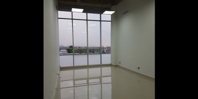 Oficina en arriendo 45 Mts 4 piso vista exterior-doble altura- Centro Comercial 1 Parqueadero privado Piso en porcelanato, tráfico comercial, Iluminación Led,  Sistema contra Incendio,Punto Hidráulico y desagüe, Bateria de Baños Discapacitados. 2 Ascensores, Terraza para funcionarios oficina, Sala de Juntas, Uso del suelo permitido para servicios de Salud, Lobby con recepción y control de ingreso. NO factura IVA. Parqueadero para visitantes en el centro comercial. COD: 608-3316 Haz tu cita YA!

