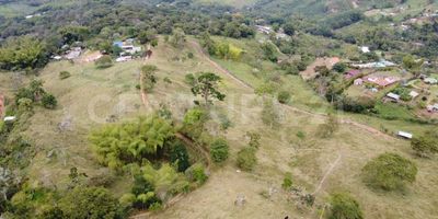 Se vende espectacular lote de 3.000 m² ubicado en la exclusiva parcelación Villa Rocío, en Dagua. Este lote es ideal para construir la casa de tus sueños o invertir en un lugar rodeado de naturaleza y tranquilidad. Villa Rocío se destaca por su ambiente campestre, sus vistas panorámicas a las montañas y su excelente clima.

Características del lote:
-	Área total de 3.000 m².
-	Terreno plano y listo para construir.
-	Acceso por carretera pavimentada.
-	Ubicado en una parcelación privada con seguridad las 24 horas.
-	Cercanía a servicios básicos y puntos turísticos de la región.
Disfruta de impresionantes vistas panorámicas de las montañas que rodean la región. Cada lote ha sido cuidadosamente diseñado para maximizar la conexión con la naturaleza, ofreciendo la posibilidad de construir tu hogar con vistas espectaculares.
Villa Rocío es el lugar perfecto para quienes buscan un espacio de retiro o una inversión segura en una zona de alta valorización. Disfruta de la serenidad, el aire puro y la belleza natural que solo Dagua puede ofrecer. ¡No pierdas esta oportunidad y agenda tu visita hoy mismo!
Nota: las parcelaciones se entregan con trámite de servicios públicos agua y energía