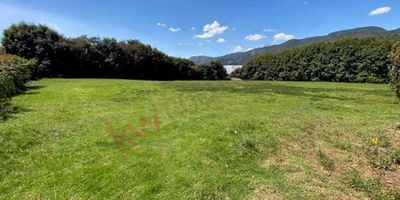 Codigo 9116. Lote en venta ubicado vía Guaymaral, vereda La Balsa Chía. Este espectacular lote de configuración cuadrada, esquinero, semi plano de 2.936 mt2 hace parte de una parcelación con pocas casas, una vista privilegiada de las montañas y del paisaje de Chía. Cuenta con todos los servicios y la vigilancia es 24 horas. En la zona hay gran oferta de instituciones educativas y acceso a las zonas comerciales de Chía en tan solo minutos. Hay transporte público frente a la entrada y vías de acceso por Guaymaral.