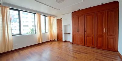 Te presentamos este encantador apartamento de dos habitaciones, idealmente ubicado en el centro de la ciudad. Con una distribución moderna y funcional, el apartamento cuenta con un elegante salón-comedor y una cocina abierta que facilita la convivencia y el entretenimiento. Características destacadas Habitaciones Dos amplias habitaciones que ofrecen comodidad y privacidad. Baño Un baño completo que combina estilo y funcionalidad. Sala-Comedor Espaciosos y luminosos, perfectos para disfrutar en familia y recibir invitados. Cocina Abierta Con diseño contemporáneo, optimiza el espacio y facilita el flujo entre las áreas de la casa. Zona de Lavandería Práctica y bien integrada, para mayor conveniencia. Parqueadero Cubierto Seguridad y protección para tu vehículo. Ascensor Acceso cómodo y sin esfuerzo a todos los pisos. Ubicación Situado en una zona de bajo flujo vehicular, garantiza un ambiente tranquilo y agradable para vivir. MARCELA  BOJACA 