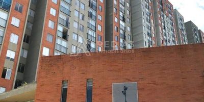 Se Vende Apartamento Nuevo en Piso 16 

Este luminoso apartamento de 45 m², ubicado en el piso 16, cuenta con una sala-comedor, cocina semi-integral, dos habitaciones y un baño completo.

El edificio ofrece diversas comodidades para sus residentes, tales como un salón social, cancha múltiple, espacio de trabajo comunal, zonas infantiles y áreas para mascotas. Además de contar con gran cantidad de parqueaderos de uso común en sótano y descubiertos, garantizando así para sus residentes disponibilidad en cualquier momento.

Ubicado estratégicamente, este apartamento está cerca de colegios, universidades, supermercados y restaurantes. Además, se encuentra a solo 3 minutos del terminal de transportes de Pereira y a 5 minutos del centro de la ciudad.

Contáctenos para más detalles sobre esta propiedad. Estaremos encantados de atenderle y brindarle toda la información necesaria.