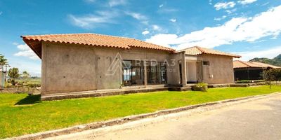 Se vende casa campestre en obra gris 

Área interior de la vivienda 192.40 m², alcoba principal con walk-in closet y baño privado, alcoba auxiliar, segundo baño, estudio o alcoba 3, hall de acceso, baño social, cocina, patio de ropas con acceso desde la cocina, y alcoba de servicio.

El Condominio está conformado por 36 hectáreas, donde encontrará 96 lotes de 1.500 m² hasta 4.000 m², una zona de protección ambiental y paisajística de 65.000 m² recorrida por senderos, una sede social con zonas deportivas, cocina, bbq y piscina, una portería, y más de 3 km de vías pavimentadas de 6.00 Mts de ancho y andenes de 1.20 Mts, aproximadamente. La red eléctrica es subterránea por lo que el paisaje no es contaminado por postes, cables o transformadores.

Ubicación
En el corazón de Colombia y del eje cafetero, a 10 minutos de Pereira, a 15 del Aeropuerto Internacional Matecaña, a 25 de Bogotá por avión, y a no más de 45 de Salento, Filandia, Armenia, Manizales, Panaca, el Parque del Café y el Bioparque Ukumarí, entre otros atractivos de la zona cafetera. Está a 1,220 MSNM y con una temperatura promedio de 24°C. Por su cercanía a Pereira y la topografía de la región, la vereda de Combia es muy apetecida por ciclistas y caminantes que quieren disfrutar de recorridos, y paisajes únicos.