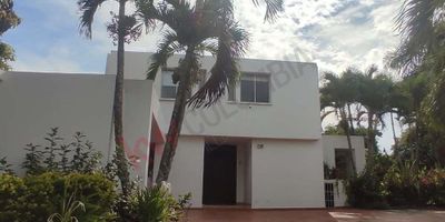 Codigo 10638. Vendo hermosa casa en sector exclusivo de Pance, Conjunto vivienda Los Almendros, Lote 980 M2, construida 412 mts amplia y luminosa con amplias zonas verdes, jacuzzi, jardines, arboles frutales y una hermosa vista hacia los farallones de Cali , Primer piso: Sala comedor, baño social, una habitación con baño y closet, habitación del servicio con baño, cocina con isla, zona de oficios, terraza, amplia zona verde con espacio para piscina. Piso 2: Sala de TV, habitación principal con balcón.