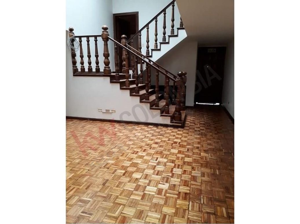 Casa de 10 alcobas en venta en Nueva Autopista, Bogotá, 786 m² · foto 9 de 13