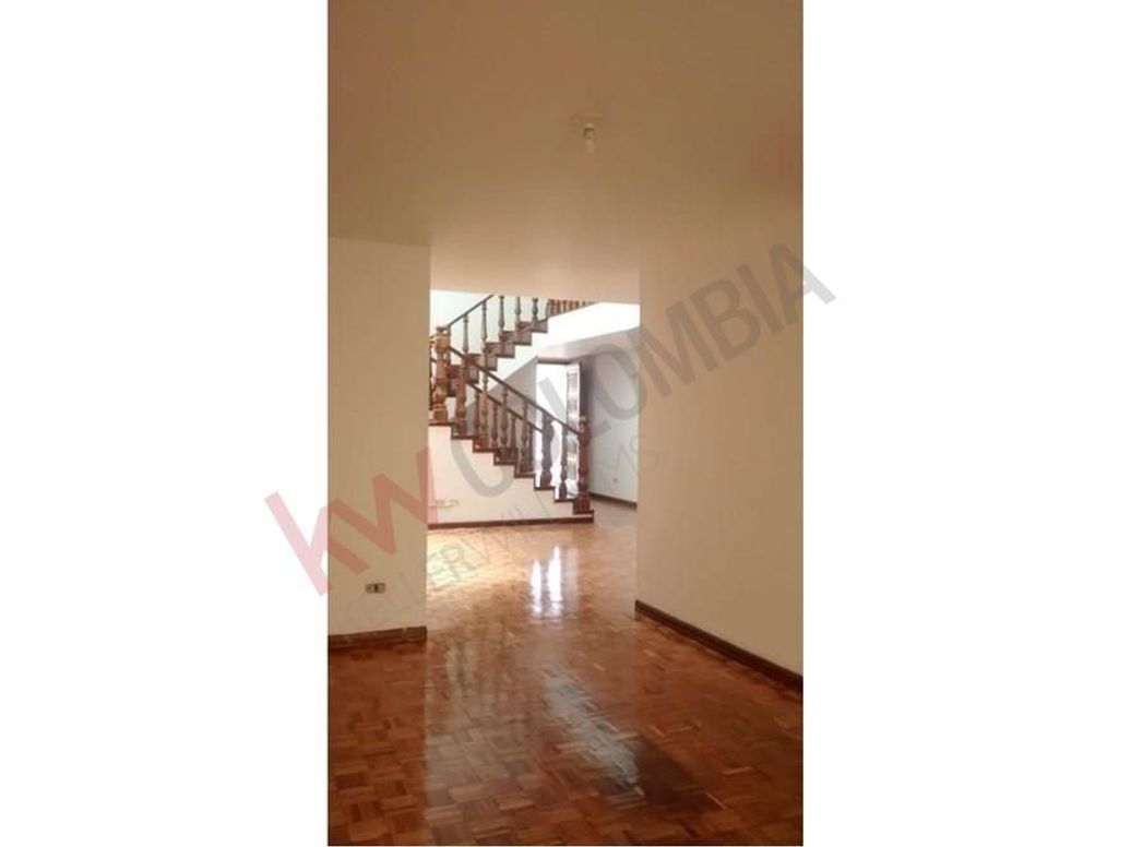 Casa de 10 alcobas en venta en Nueva Autopista, Bogotá, 786 m² · foto 6 de 13