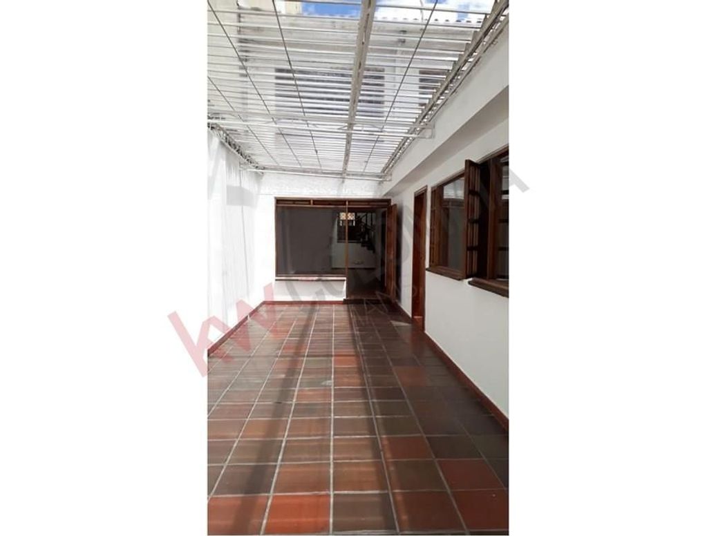 Casa de 10 alcobas en venta en Nueva Autopista, Bogotá, 786 m² · foto 3 de 13