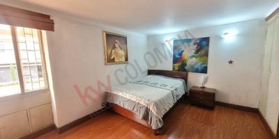 Codigo 11512. Este muy buen clásico esta ubicado en Santa Paula, un barrio muy central y de alta valorización pues sigue en desarrollo. Primero piso alto, exterior, tiene una zona social muy amplia, baño social, cocina cerrada con enorme zona de lavandería, cuarto y baño de servicio. Dos habitaciones, principal con baño privado y la otra con baño en el hall. Estar de alcobas y un estudio muy amplio e iluminado.  Tiene 4 garajes para carros pequeños o 3 para grandes.  Administración: doscientos cincuenta mil pesos. No tiene vigilancia pero es muy seguro.  Esta en perfecto estado para mudarse y también fabuloso para remodelar.