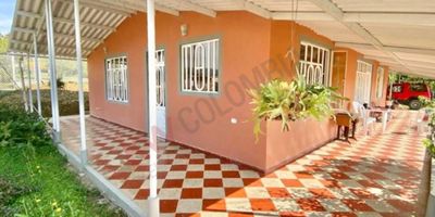 Codigo 11520. vereda monjas y se rodea de naturaleza y muy buenos vecinos. Una pequeña comunidad que se apoyan entre si para una mejor calidad de vida. La casa consta de 300metros dentro de un lote de 2322; cuenta con seis habitaciones con baño propio, dos baños sociales, cocina, sala comedor, zona de lavanderia independiente y parqueadero para 3 vehiculos. Una hermosa casa iluminada y ventilada durante todo el dia. Dentro de sus cultivos encontramos arboles frutales como mandarina, limon y naranja, yuca.