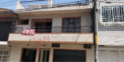 Codigo 12013. Vendo Casa de tres pisos en Barrio las acasias Cali Valle, en la propiedad podra encontrar en primer piso cuatro habitacion, garaje interno,patio, en el segundo piso tres habitaciones, area de balcon,en el tercer piso dos habitaciones, area de balcon, terraza vista a cali,servicios independientes, y certificados de tradicion independiente, apocas cuadras de la galeria Santa helena,supermercado merca, facil acceso a vias, transporte.Contactanos