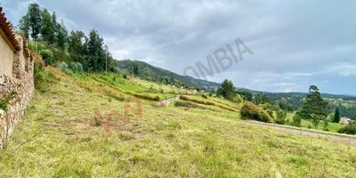 Codigo 12110. Se ubica dentro de una parcelacion estructurada con acceso de portón a solo 10 minutos del centro e ingreso con via pavimentada. Esta ubicacion le permite disfrutar de la cercania a supermercados, restaurantes, tiendas locales y sitios turisticos mientras se está armonia y tranquilidad. El lote consta de 1.003 metros ideal para acomodar una vivienda que se puede rentar en plataformas digitales como Airbnb; ademas cuenta con punto de agua, luz y gas.