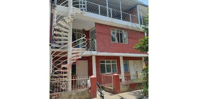 Codigo 12256. Vendo segundo piso propiedad Horizontal en Barrio Villa Del Sur,sector suroriental,Cali-Valle,en la propiedad podra encontrar la cocina sencilla,patio con zona de lavanderia,con espacios iluminados y ventilacion natural.Esta construida con plancha y estructura metalica con techo termico en terraza futura remodelacion,ubicacion estregica,estacion del MIO, cerca a Ciudad modelo,centro recrecionales polideportivo Villa del Sur,cerca panaderia,tienda.droguerias,gimnasios,colegios,tiendas,Contactanos